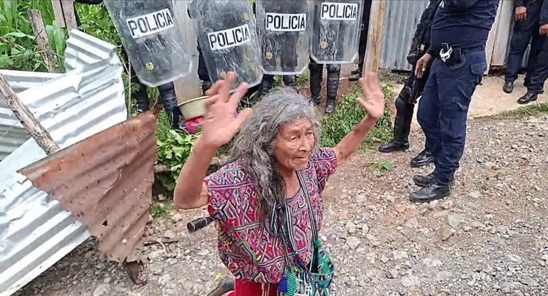 Violento desalojo de anciana provoca protestas y quema de la casa de una juez en Guatemala