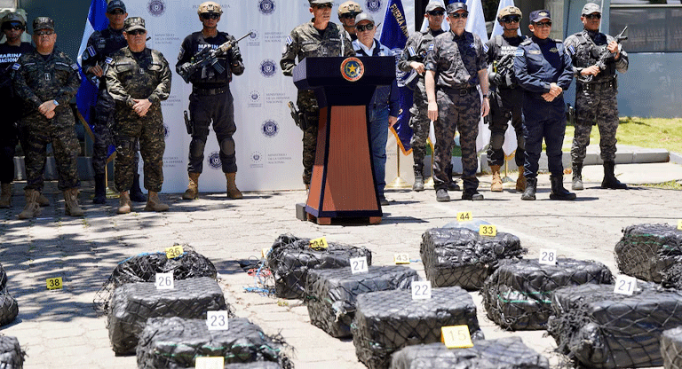 Marina incauta más de una tonelada de cocaína y detiene a dos ciudadanos ecuatorianos en aguas internacionales