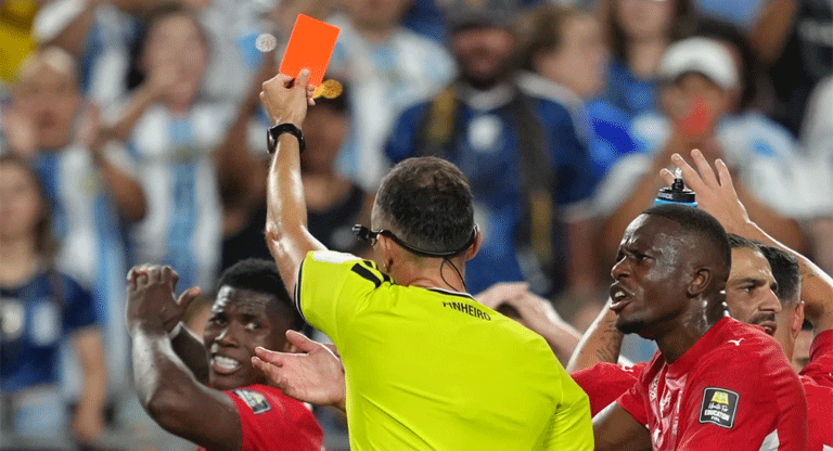 La expulsión de Embolo ante Argentina en cuartos del Mundial fue errónea