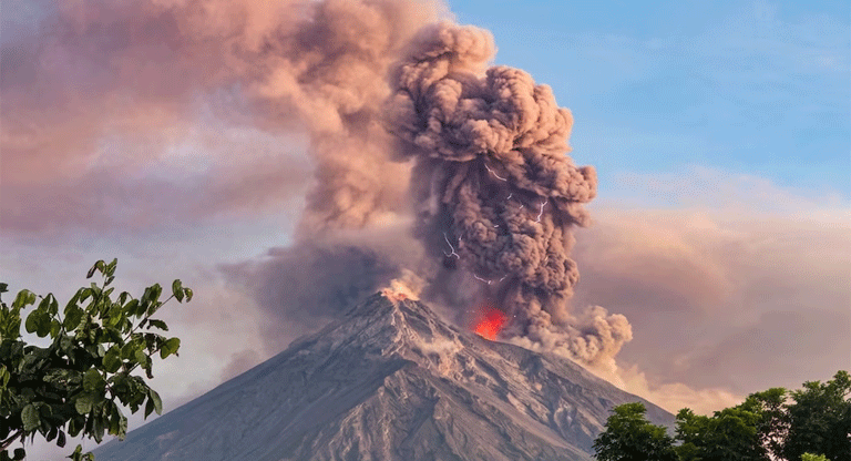 Guatemala emite alerta especial por intensificación de actividad del Volcán de Fuego