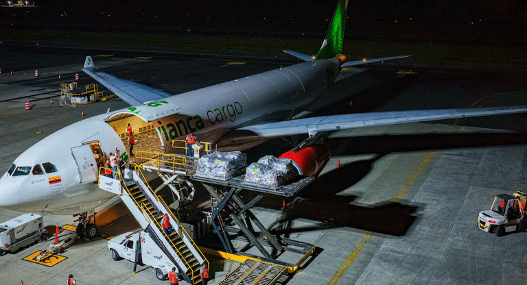 Primer vuelo con ayuda humanitaria de El Salvador llegó a Colombia