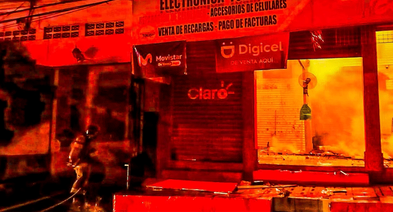 Devastador incendio consume 42 puestos en el mercado municipal de Armenia, Sonsonate