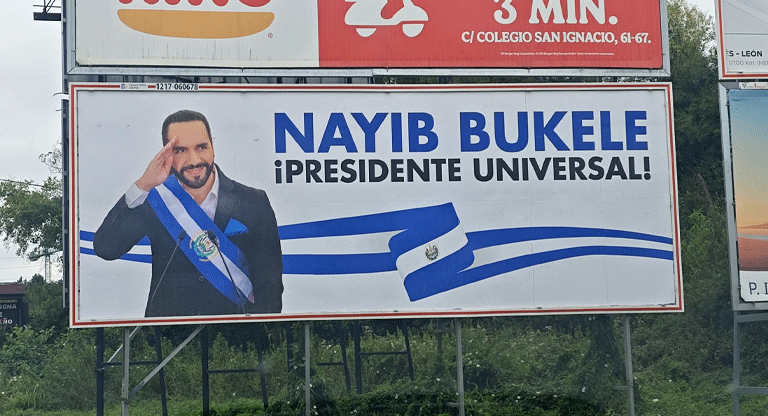 El misterio de 5 vallas en carreteras de España donde viven 51 salvadoreños, ¿cómo llegó la campaña hasta Bukele?