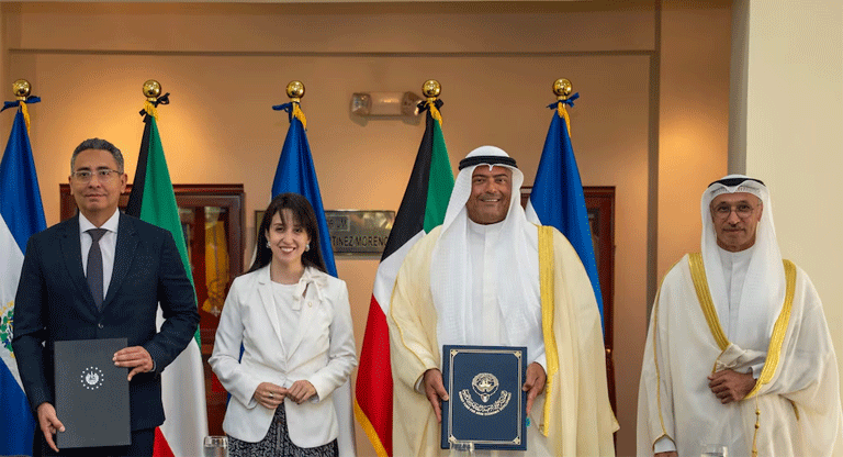 El Salvador y Kuwait firman un acuerdo de USD 9,7 millones para impulsar la energía solar en el país