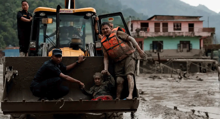 Casi 400 personas desaparecidas tras inundaciones en Nepal