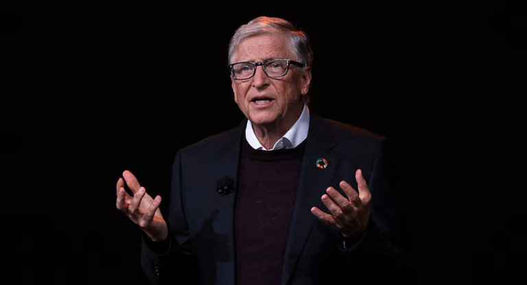 Bill Gates recomienda impuesto a robots y a los tokens de IA en 2026 para proteger el empleo de personas
