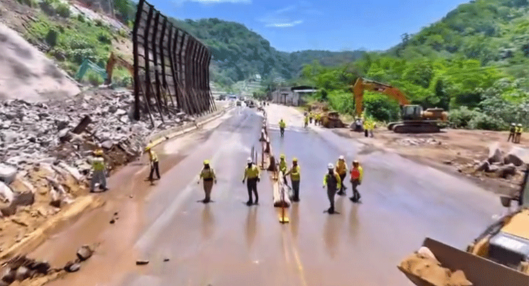 Rehabilitan el paso en Los Chorros tras remoción relámpago de escombros