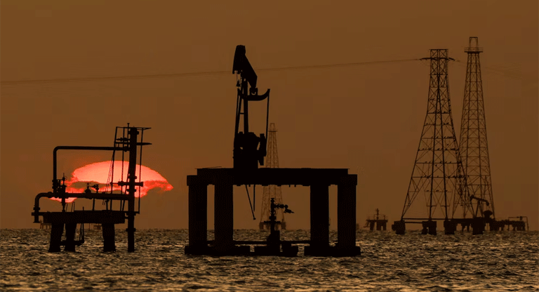 El petróleo se dispara por escalada entre EE.UU e Irán y la incertidumbre sobre la reapertura de Ormuz