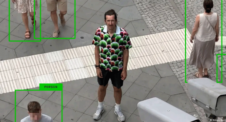 Diseñan camisa para esquivar cámaras con IA