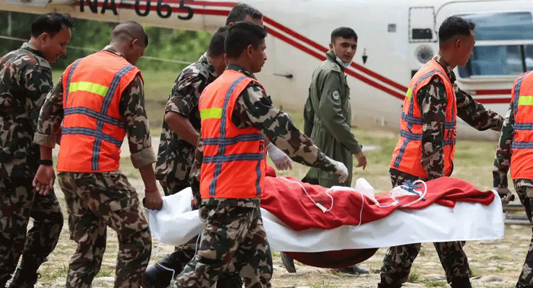 Nepal reporta dos rescates en un túnel a 10 días de la riada