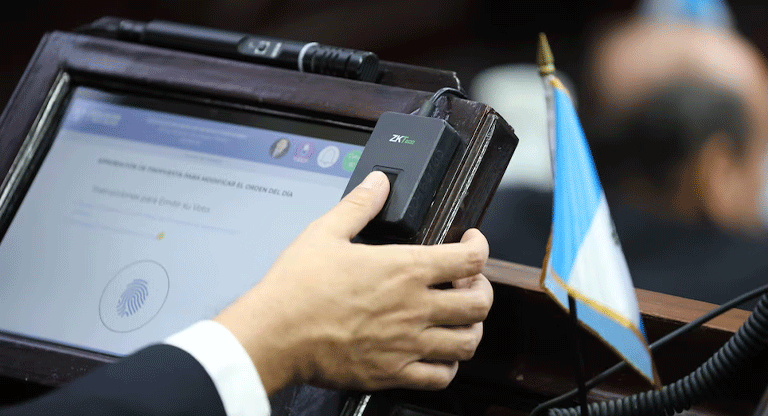 Guatemala fija techo a los combustibles: Decreto 21-2026 subsidia precios con recortes a Seguridad