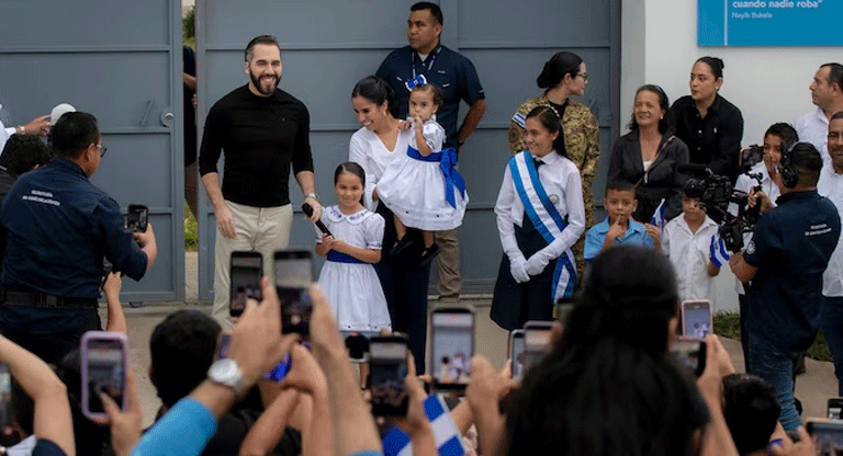 Bukele inauguró nueva carretera y escuela durante la conmemoración del Día de la Independencia