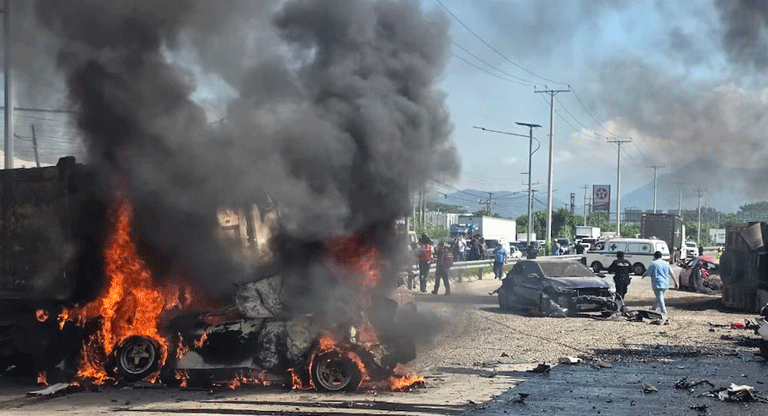Dos personas fallecidas, ocho lesionadas y decenas de miles de dólares en daños por accidente en la Carretera de Oro