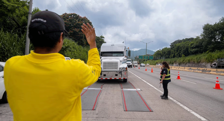 VMT retira más de 30 camiones por fallas y sobrecarga