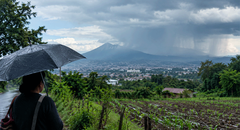 Onda tropical favorecerá lluvias y tormentas en El Salvador durante el domingo y el lunes