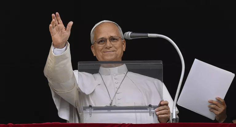 León XIV aparece para el Angelus. “Retomaré las actividades gradualmente”