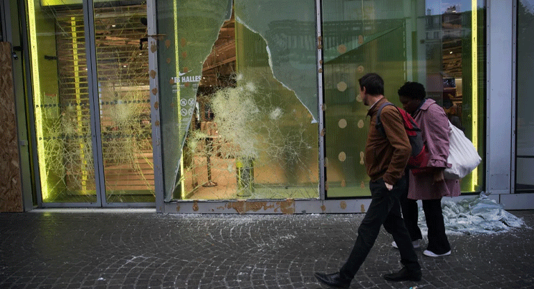 Regresa la calma en París tras toques de queda por disturbios