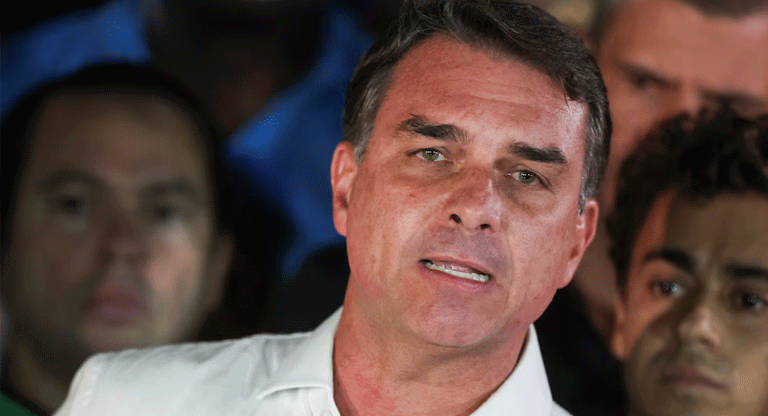 Flávio Bolsonaro habría salido de Brasil y viajaría a Estados Unidos desde Argentina