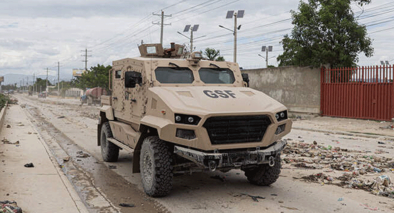 El Salvador continúa desplegando soldados y equipo a Haití mientras las pandillas amenazan con violencia