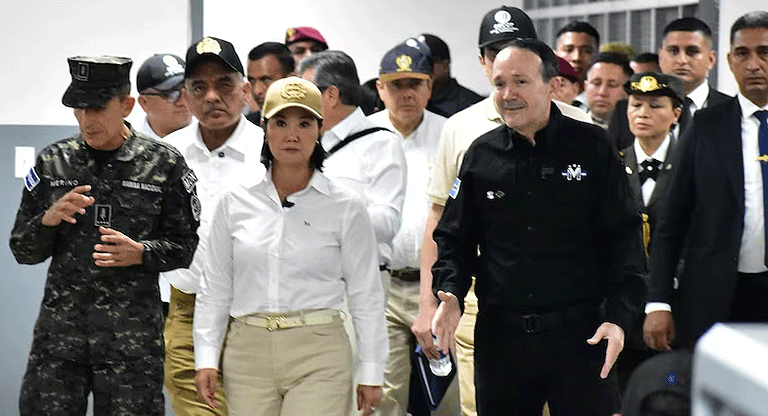 La presidente del Perú, Keiko Fujimori, recorrió la prisión salvadoreña de alta seguridad CECOT
