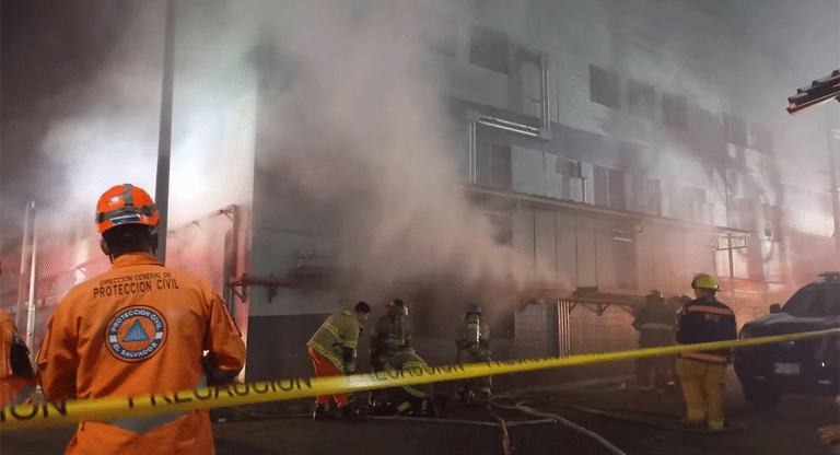 Incendio en el Mercado Municipal de Ciudad Arce consume 75 locales y deja cuantiosos daños